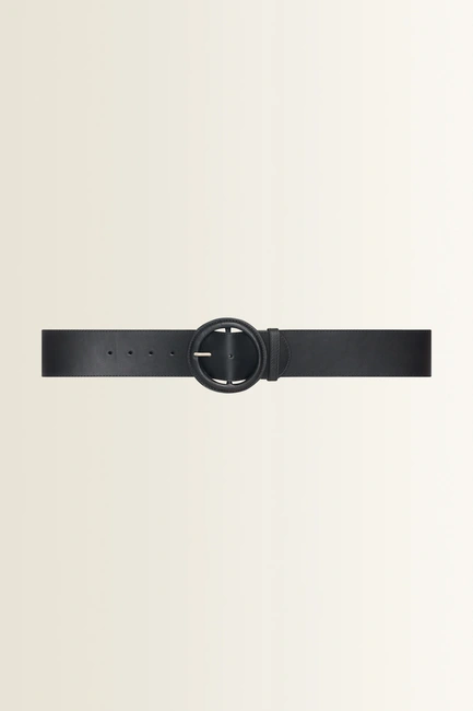 Brede leren riem met grote ronde gesp