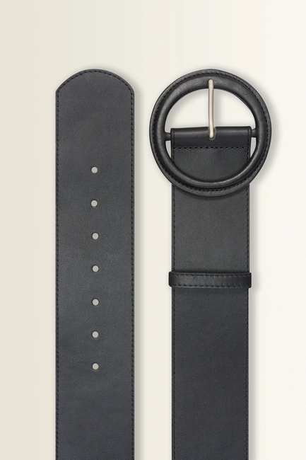 Brede leren riem met grote ronde gesp