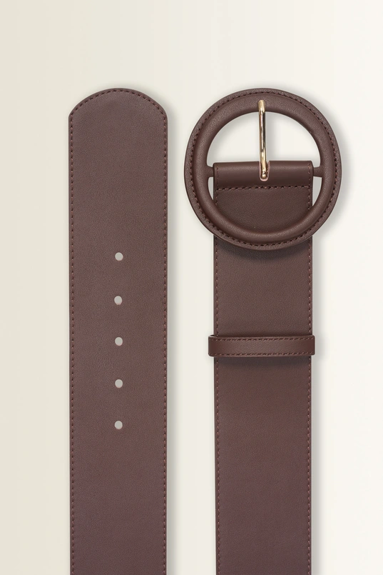 Brede leren riem met grote ronde gesp