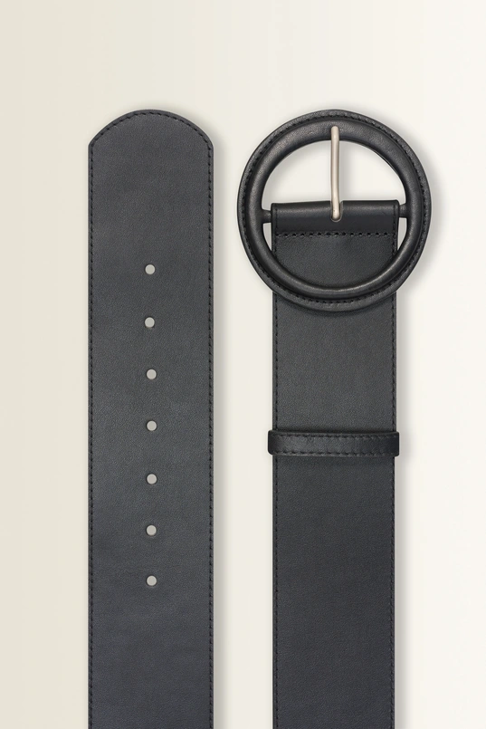 Brede leren riem met grote ronde gesp