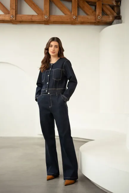 Denim chino met decoratief gespje