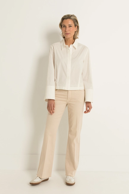 Flared jeans met gevlochten tailleaccent
