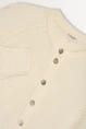 Gebreid vest met parelmoerknopen