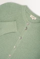 Gebreid vest met parelmoerknopen