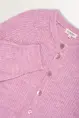Gebreid vest met parelmoerknopen