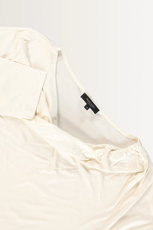 Glanzende top met plooihals