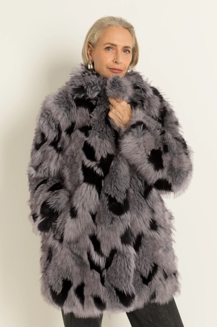 Jas van langharige faux fur met grafisch dessin MAURA