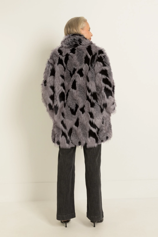 Jas van langharige faux fur met grafisch dessin MAURA