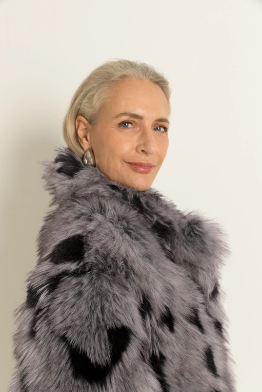 Jas van langharige faux fur met grafisch dessin MAURA