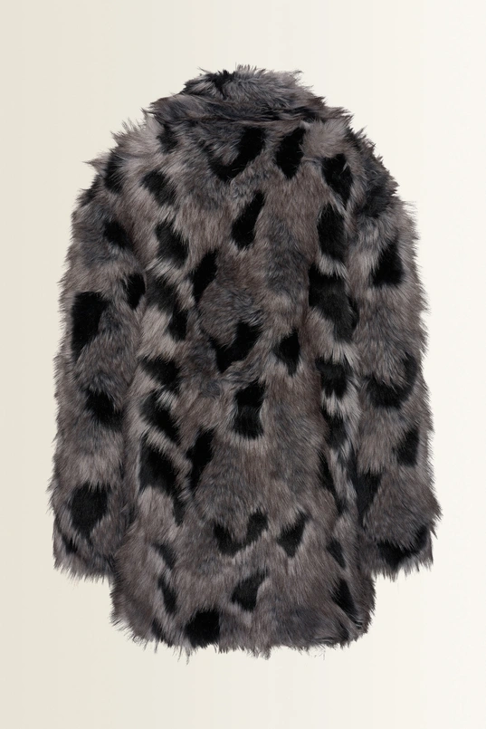 Jas van langharige faux fur met grafisch dessin MAURA
