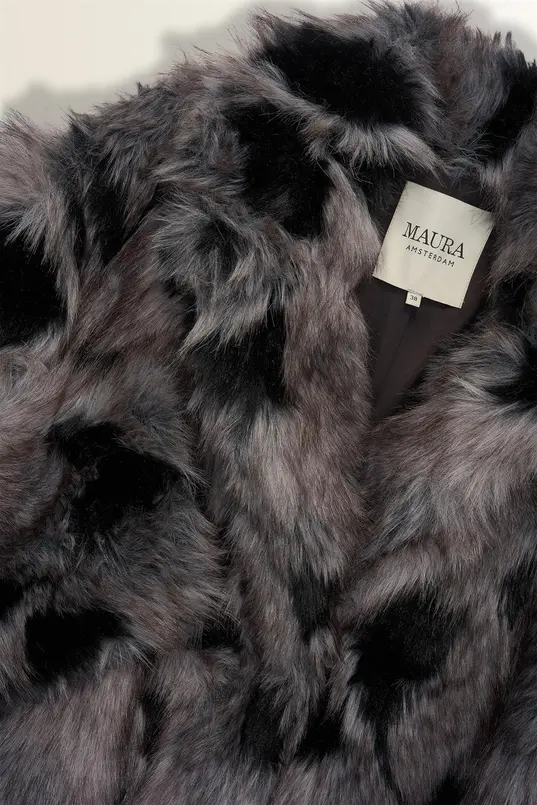 Jas van langharige faux fur met grafisch dessin MAURA