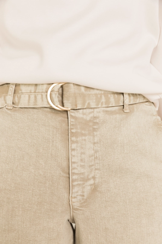 Jeans met ceintuur en verlegde zijnaad