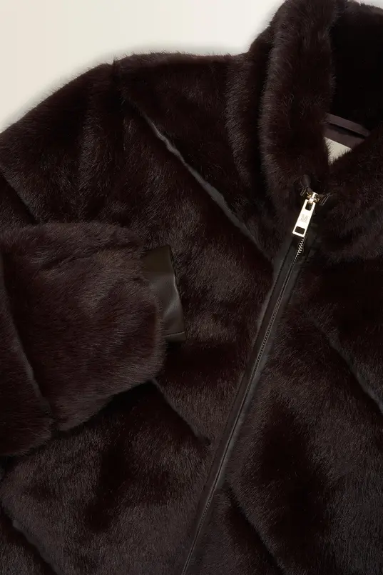 Kort jack van faux fur met diagonale banen MAURA