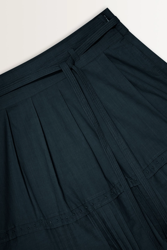 Lange rok met ceintuur en plooidetail