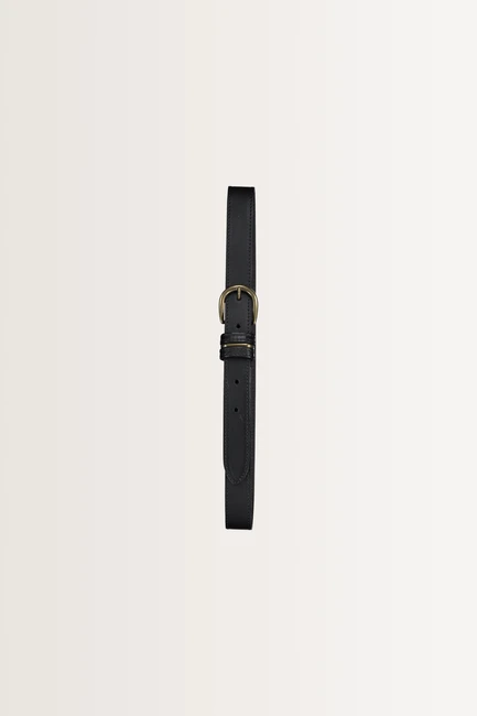 Leren riem met metalen details