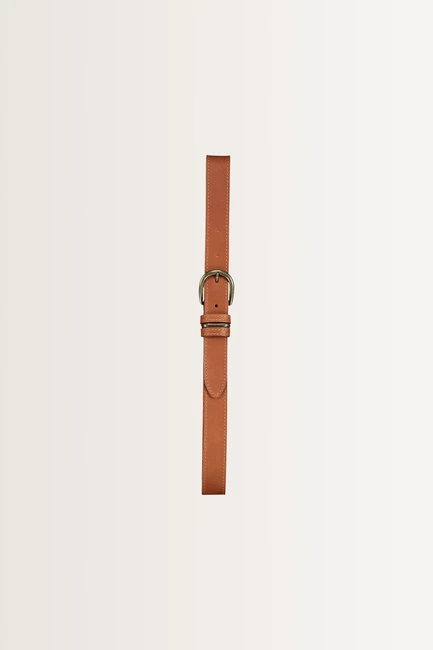 Leren riem met metalen details