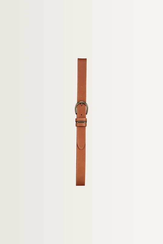 Leren riem met metalen details