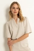 Licht glanzende blouse met V-hals