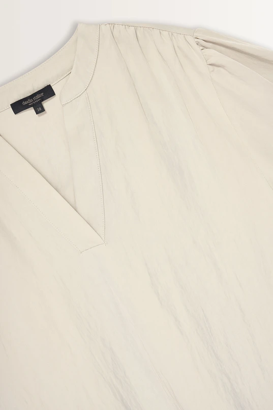 Licht glanzende blouse met V-hals