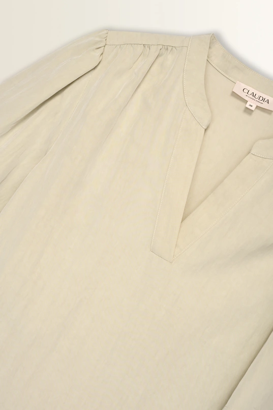 Licht glanzende blouse met V-hals