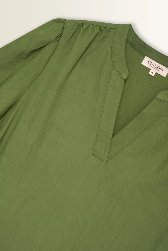 Licht glanzende blouse met V-hals