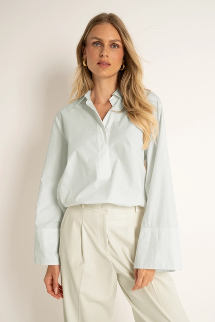 Losvallende poplin blouse polokraag