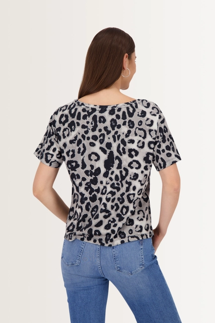 Luipaard top met boothals en borstzak Monari