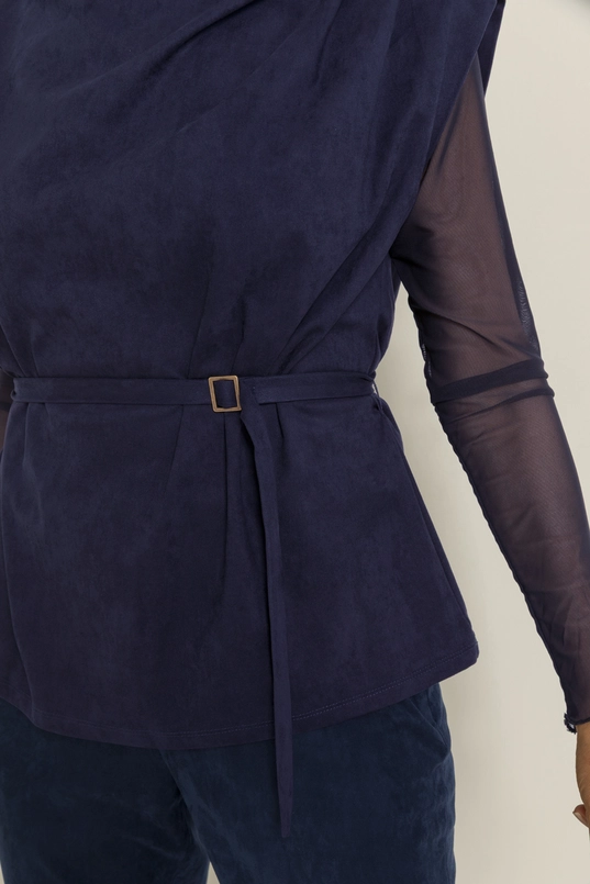 Mouwloze suedine top met ceintuur