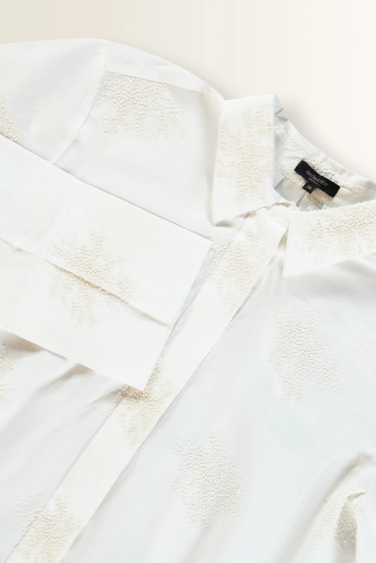 Poplin blouse met verfijnd borduurreliëf