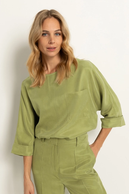 Rechtvallende blouse met subtiele glans