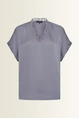Satijnen blouse met kanten V-hals