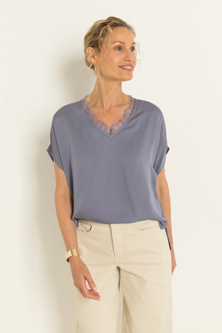 Satijnen blouse met kanten V-hals