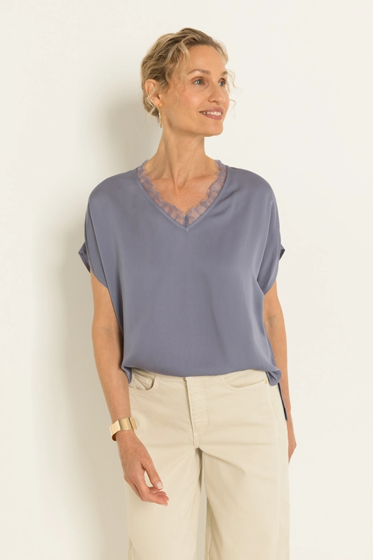 Satijnen blouse met kanten V-hals