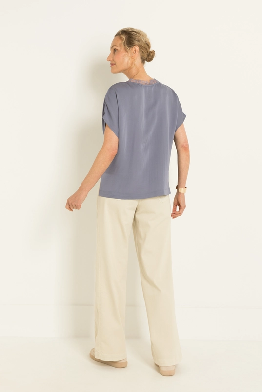 Satijnen blouse met kanten V-hals