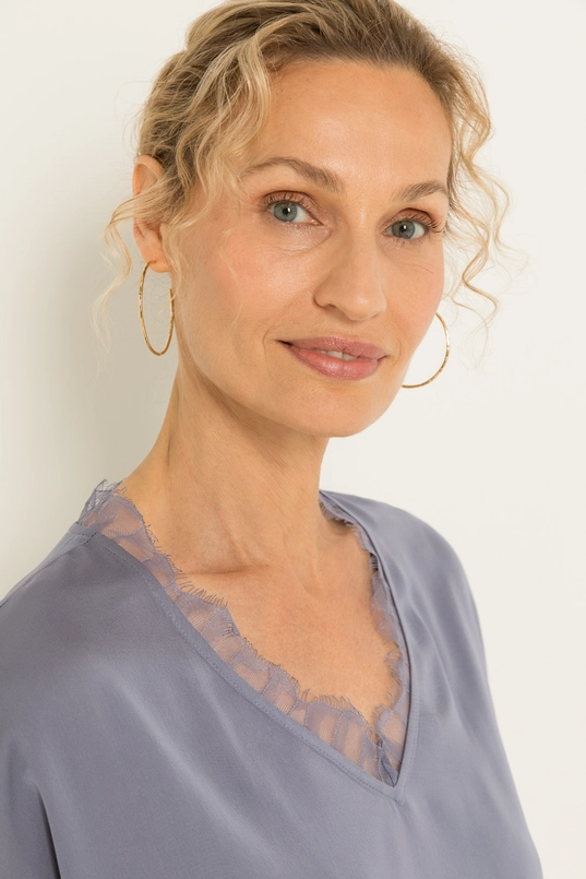 Satijnen blouse met kanten V-hals