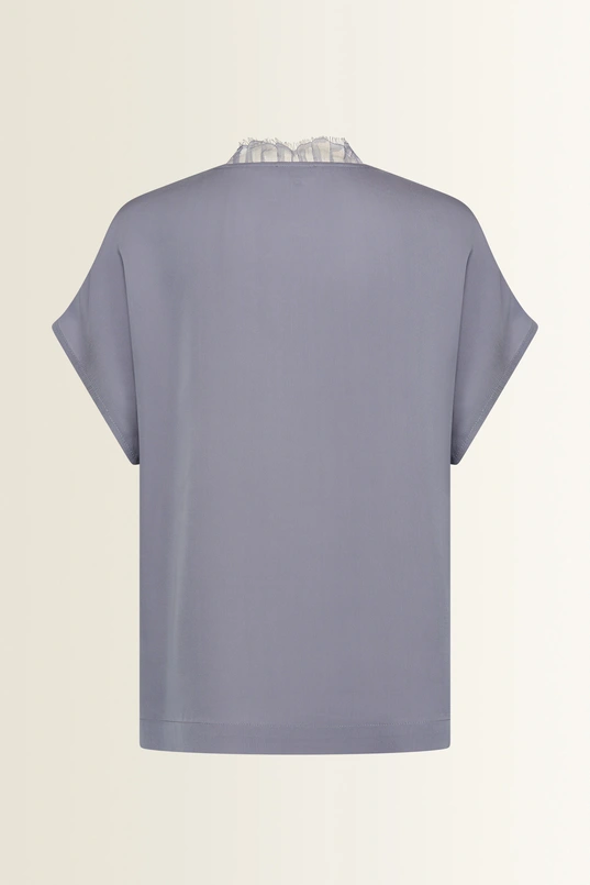 Satijnen blouse met kanten V-hals