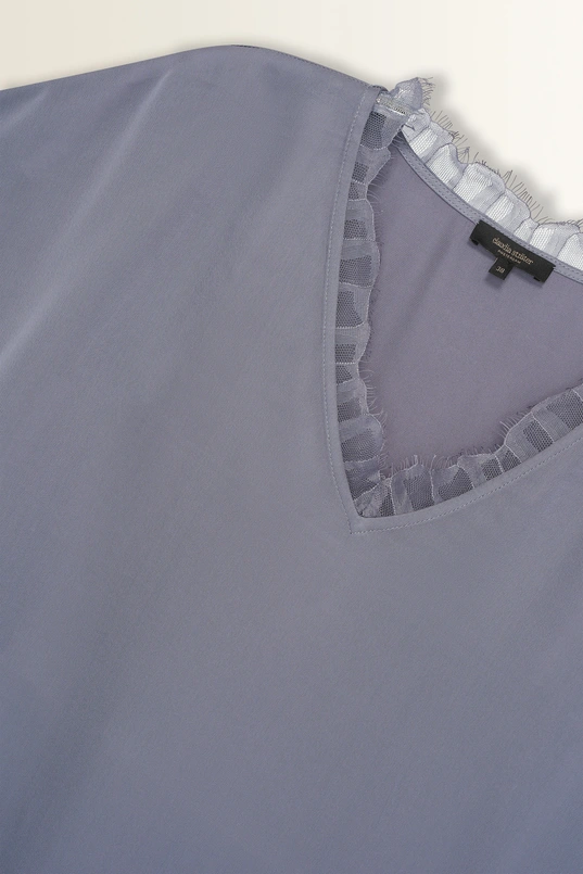 Satijnen blouse met kanten V-hals