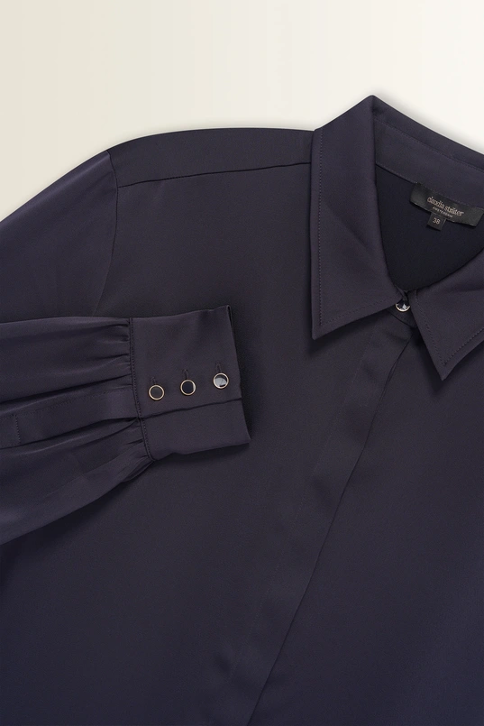 Satijnen blouse met verdekte knoopsluiting