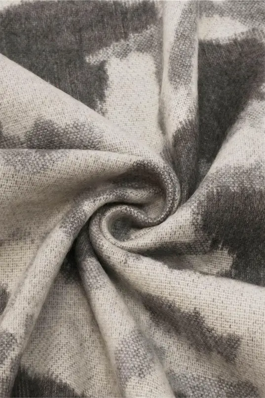 Shawl met abstract dessin en franjes FRAAS