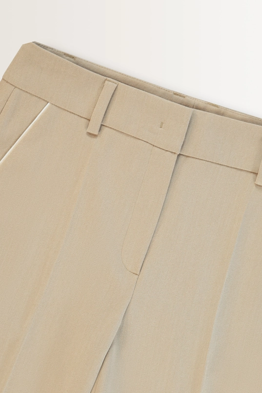Soepelvallende pantalon met ceintuurlussen