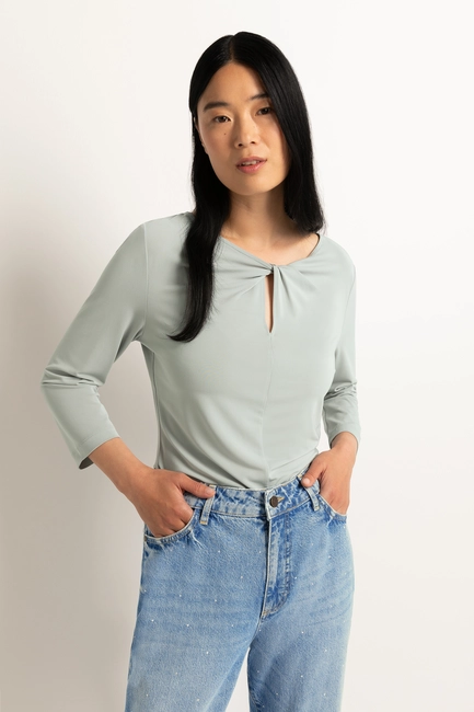 Top met halsdetail