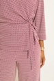 Travel top met overslag en strikdetail